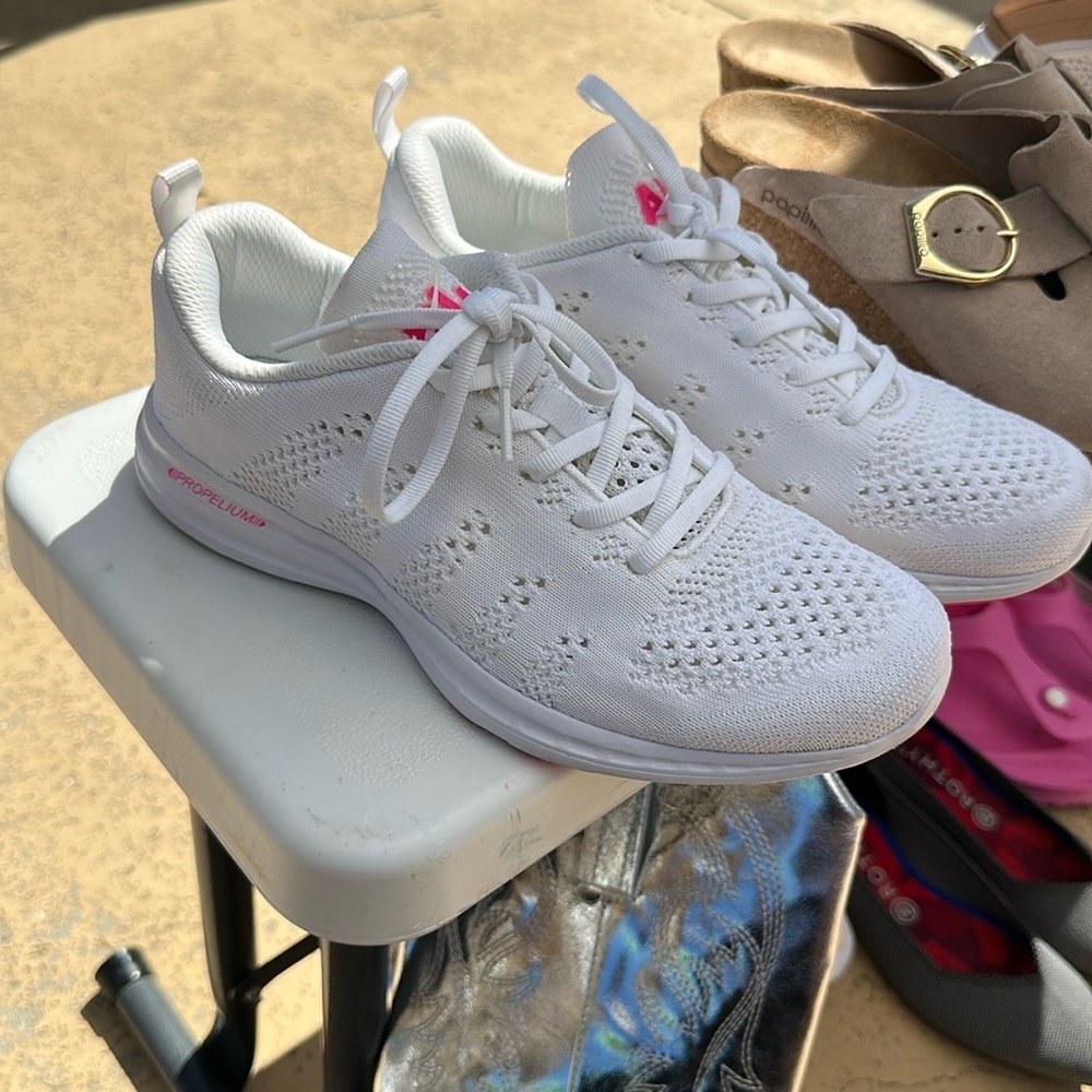 Techloom Pro Sneaker in White & Fusion Pink
APL
